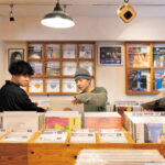 音楽好きの大人たちが、レコード店でいい音探し。