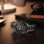 〝マンダロリアン〟の世界観を宿すクロノグラフを腕に。